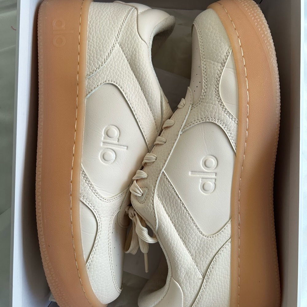 ALO Yoga Off-White and Tan unisex Sneakers